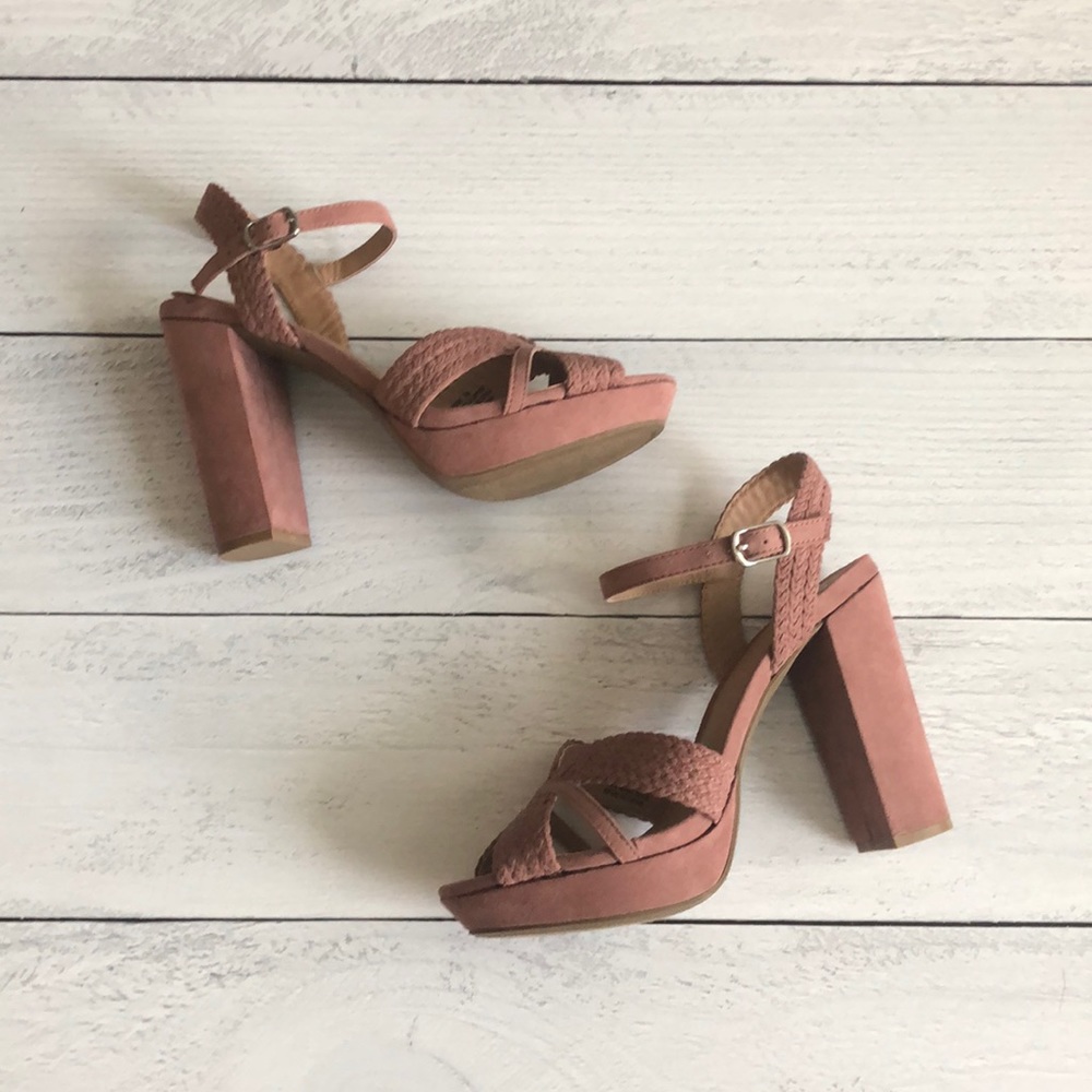 Kaari Blue Rose Block Heel sandals size 7